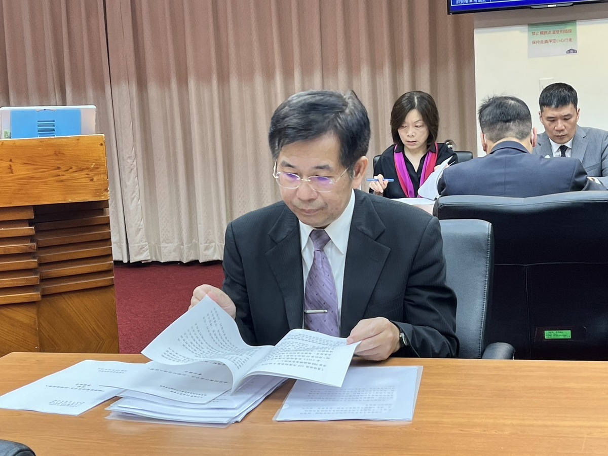 教育部長潘文忠今(19)日針對「維持校園行政中立、杜絕政治進入校園」進行專題報告。 圖：金大鈞/攝