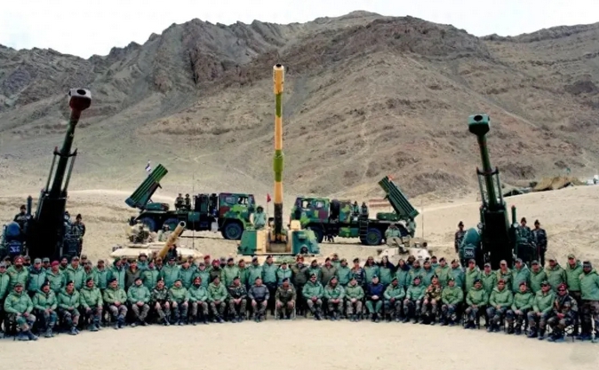 印軍十多門火箭砲在中印邊界加勒萬河谷進行飽和攻擊火力射擊。 圖 : 翻攝自印軍北方司令部