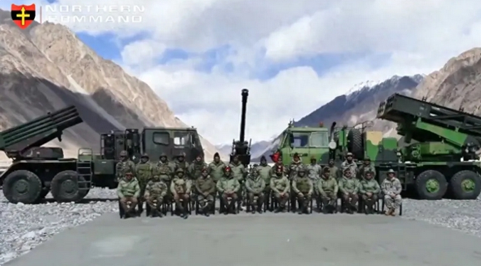 印軍火箭砲在中印邊界加勒萬河谷合影。 圖 : 翻攝自印軍北方司令部