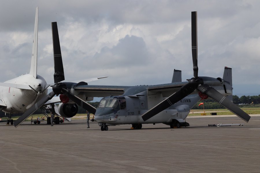 日本陸上自衛隊V-22「魚鷹式」傾斜旋翼機19日首次飛抵沖繩縣石垣島的新石垣機場。圖為2023三澤航空祭，魚鷹機實體展示。 圖：翻攝「X」@Gecko_Nickonico(資料照片)