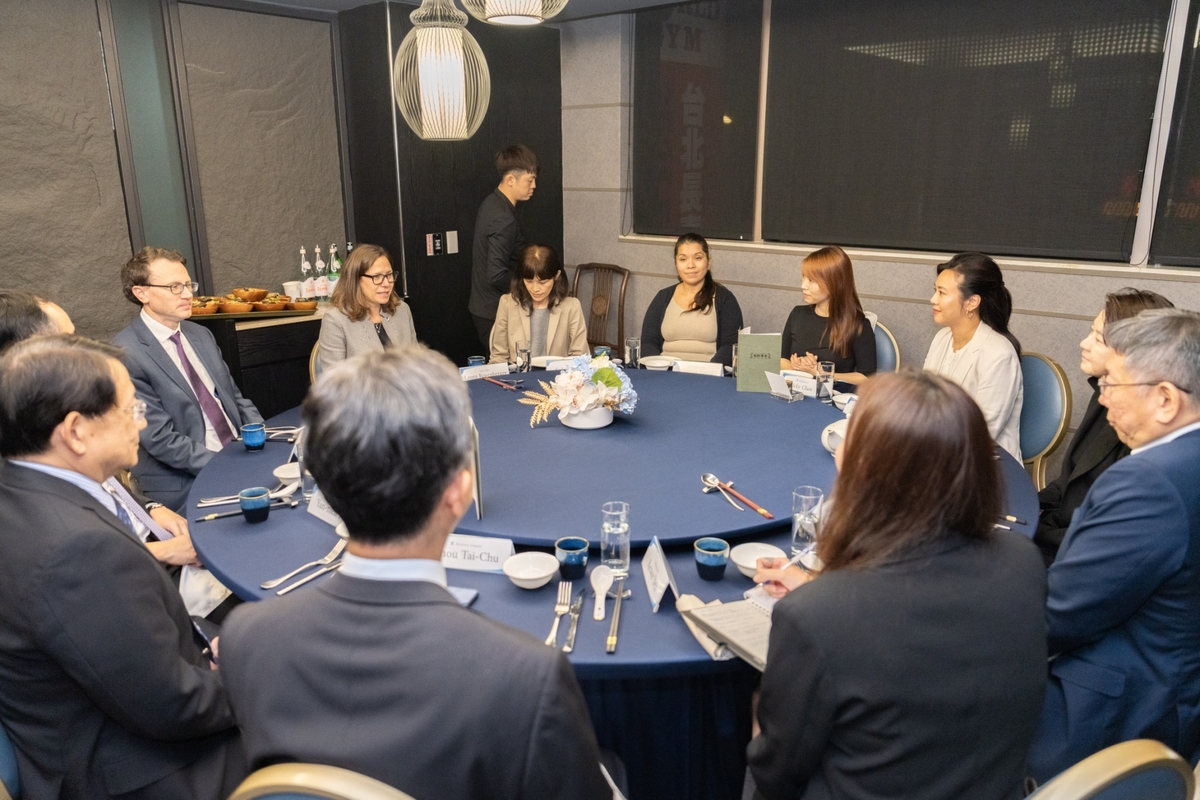 民眾黨總統參選人柯文哲與AIT主席羅森柏格（Laura Rosenberger）會面，並一起共進晚餐。 圖：民眾黨 / 提供