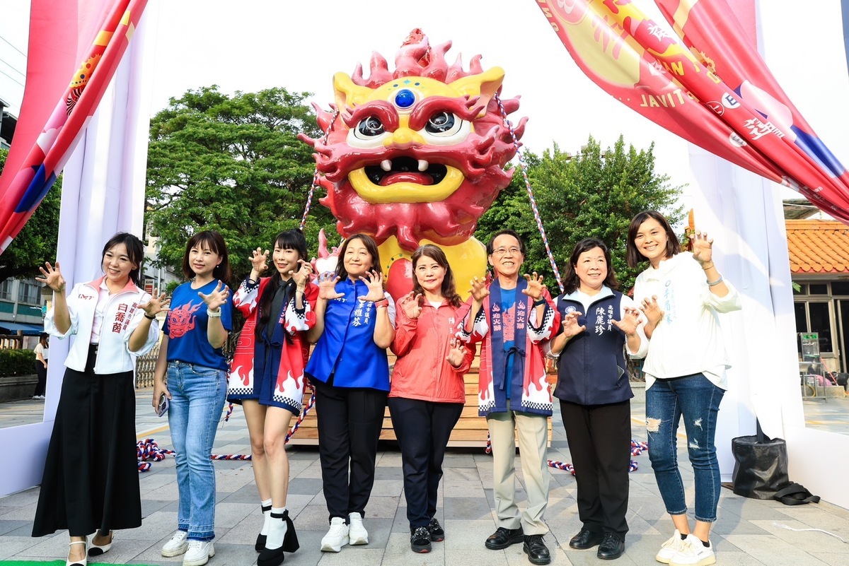 今年萬年季開幕式，李眉蓁(右一)開心和國民黨左楠區議員全數出席。 圖：高雄市民政局/提供