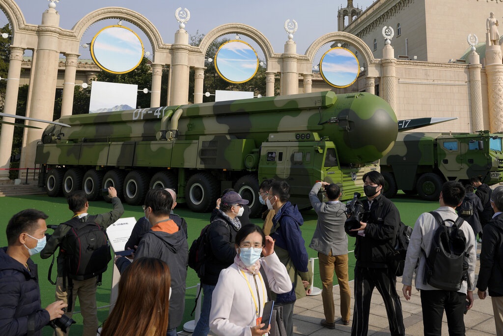 2022 年 10 月，中國在北京展示運載東風 41 與東風 17 彈道導彈的軍車。根據美國報告，中國核武增加迅速，預估2035年將有超過1500枚核彈頭。 圖：達志影像／美聯社