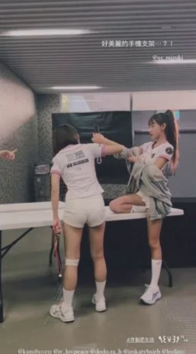 林襄自願當起了手機支架幫其他女孩們拍照，讓一旁目睹一切的吳心緹讚道「好美麗的手機支架」。 圖：翻攝自吳心緹IG