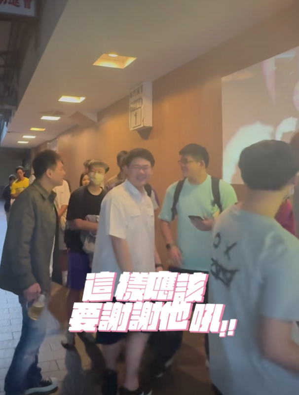 跟Toyz起紛爭反而使人潮絡繹不絕的景象讓超哥笑到合不攏嘴，嗨喊「我應該謝謝他（指Toyz）吼」。 圖：翻攝自超派人生IG