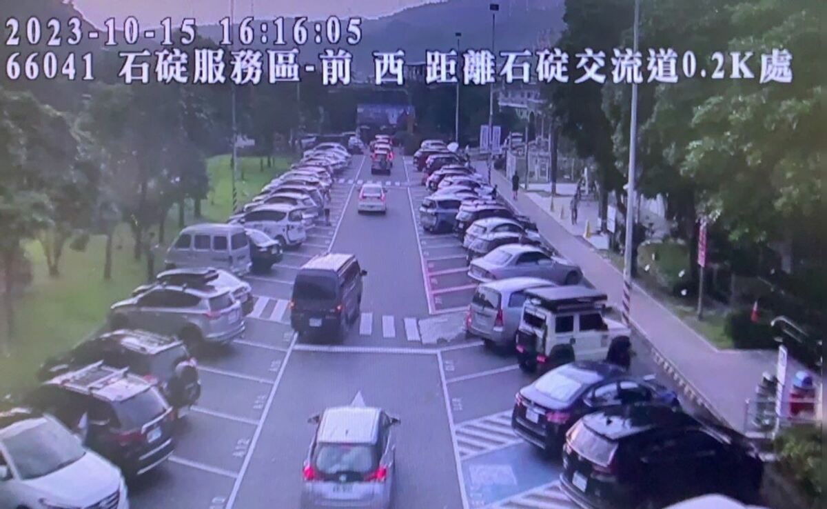 石碇服務區A區週末假日停車現況。 圖：高公局/提供