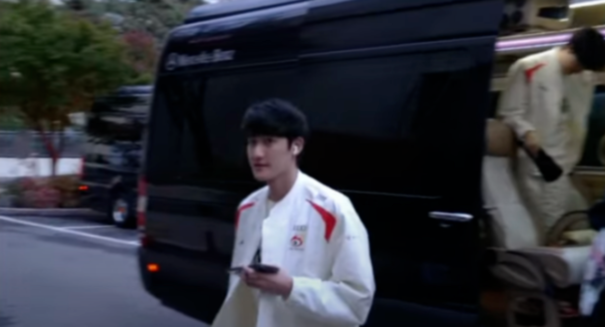 從保母車下來的Karsa手機不知為何是打橫著拿。 圖：翻攝自LoL Pacific Championship Series YT頻道