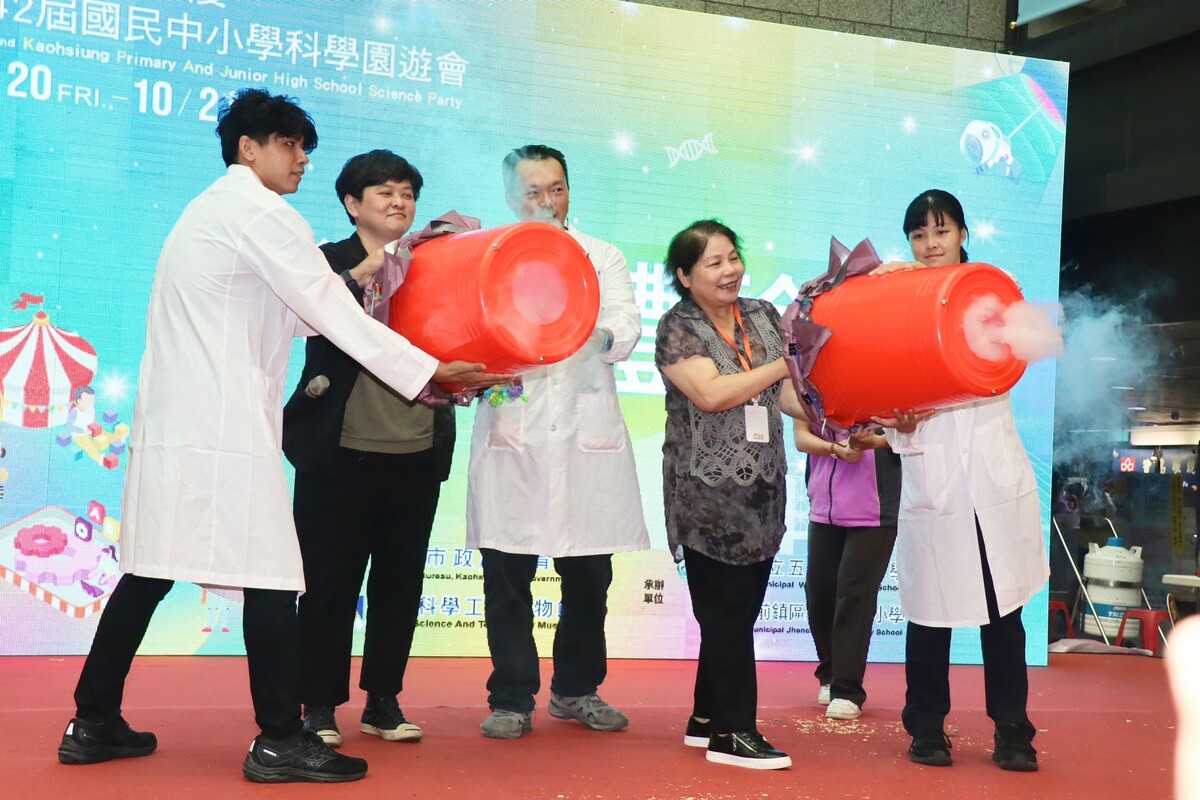 劉靜文(左二)、李秀鳳空氣槍大戰。 圖：高雄市教育局/提供
