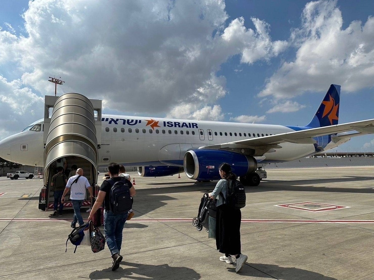 搭乘撤僑專機國人登機。 圖：外交部／提供