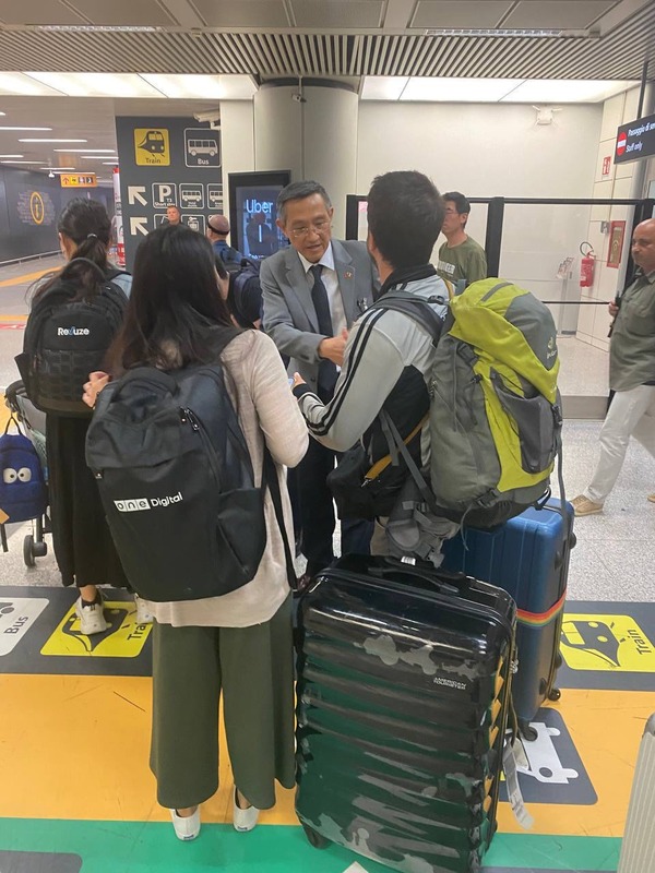 我駐義大利代表蔡允中大使(中)及同仁前往機場，代表政府向搭乘撤僑專機抵達羅馬的國人及僑民表達慰問。 圖：外交部／提供