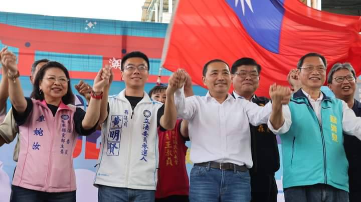 侯友宜(右二)與廖婉汝(左一)、蘇清泉(右一)、黃明賢(左二)聯手造勢。 圖：翻攝黃明賢臉書