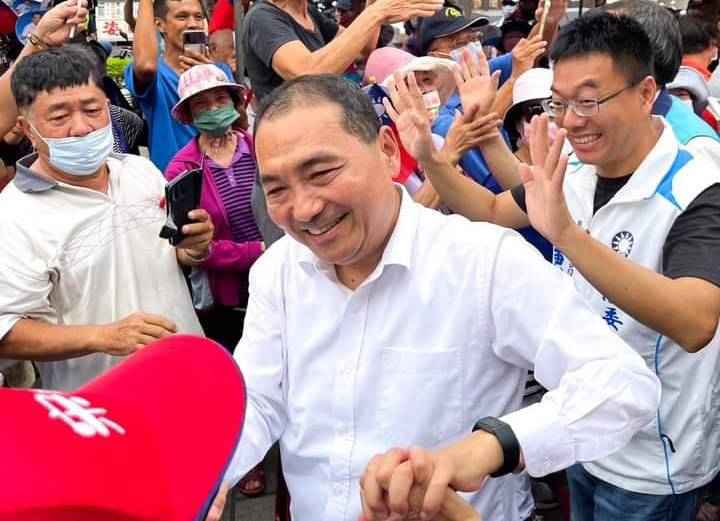 侯友宜(右)大進場受到支持者歡迎。 圖：翻攝黃明賢臉書（資料照）。