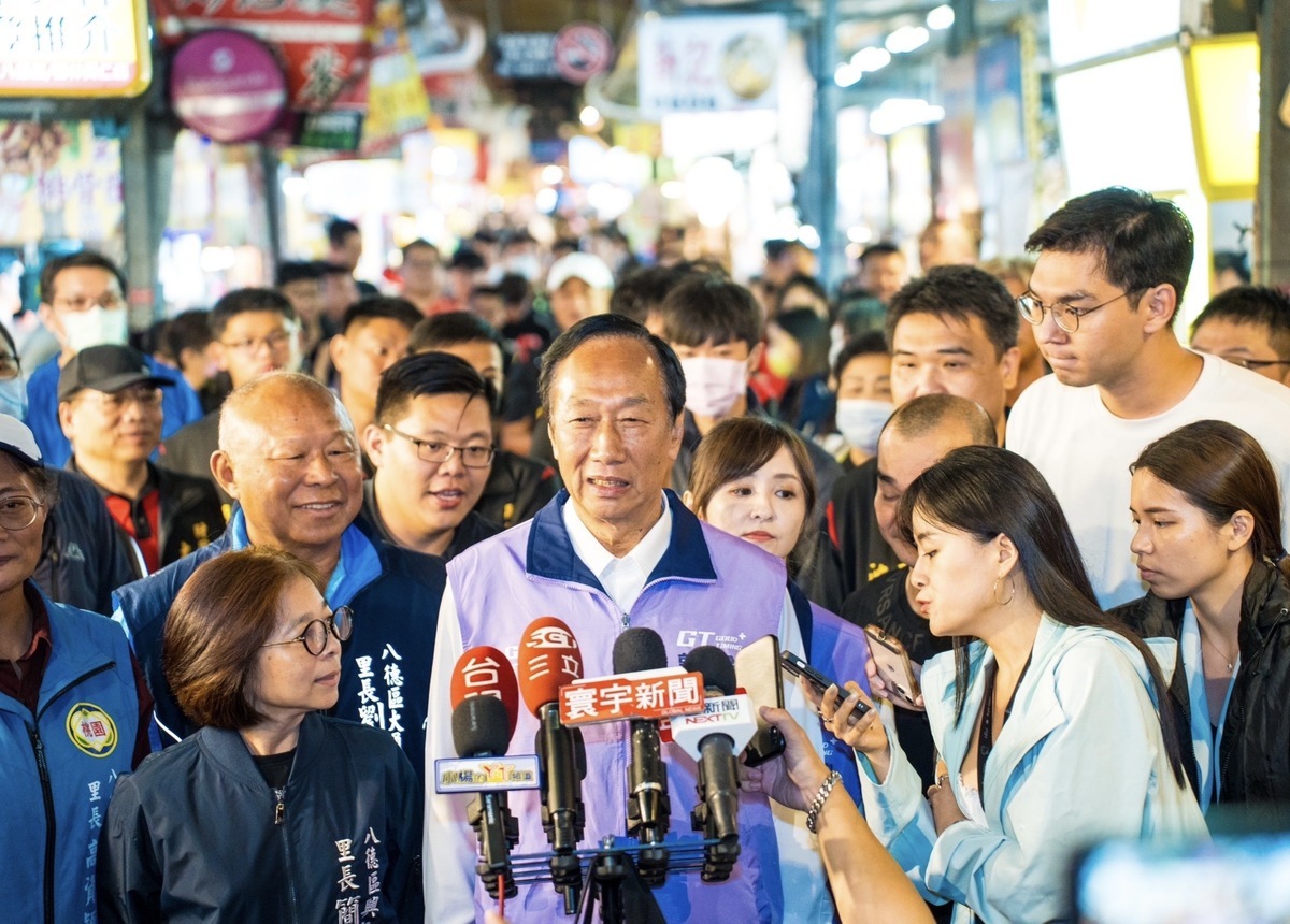 鴻海創辦人郭台銘今（20）天桃園八德夜市發錢母。 圖：郭台銘辦公室提供  （資料照）