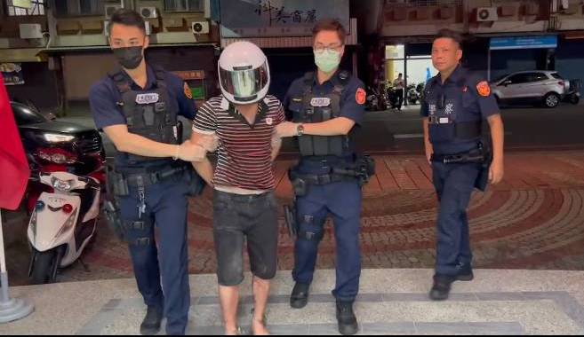 阮姓男子(左二)行兇後被警方帶回警局。 圖：孫家銘翻攝
