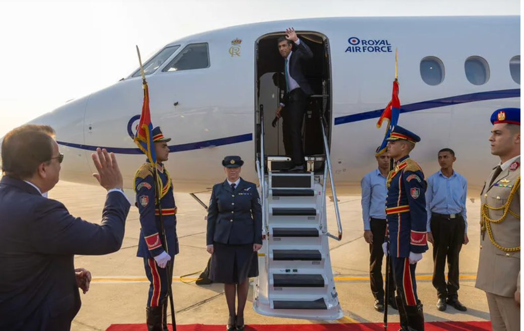 英相蘇納克結束中東行，20日下午搭乘英國皇家空軍專機自埃及返英。 圖片來源:英國首相府