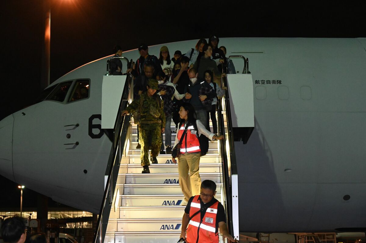 日本出動KC-767空中加油運輸機飛以色列載運83人返回羽田機場。 圖 : 翻攝自推特