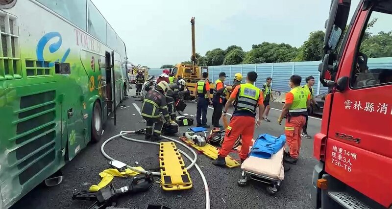 國道3號南下264K雲林縣斗六段21日上午發生遊覽車與自小客車碰撞事故，造成4死，22人輕傷，分別送往雲林、嘉義縣、市醫院救治。 圖：民眾提供/中央社