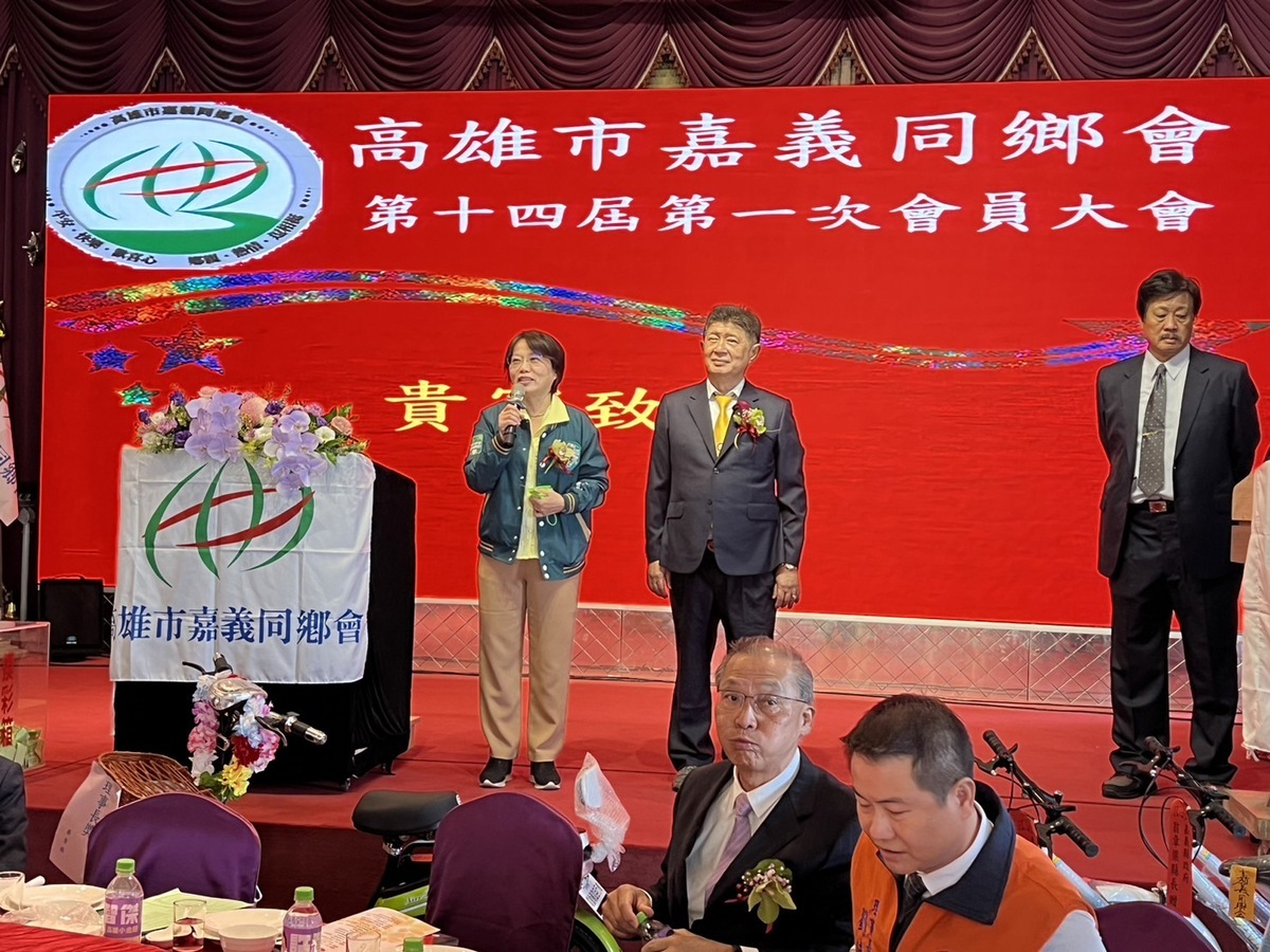 劉世芳(左)代表賴清德出席高雄市嘉義同鄉會會員大會。 圖：賴清德高雄競選總部/提供