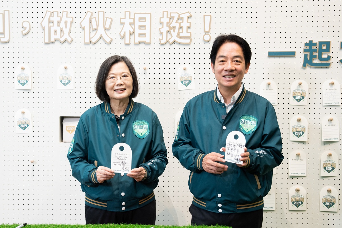 蔡英文和賴合體開箱全國競總，體驗現場簽名球互動裝置、參觀募款小物，在民主應援牆面親簽應援小卡與球棒。 圖：賴清德競辦／提供