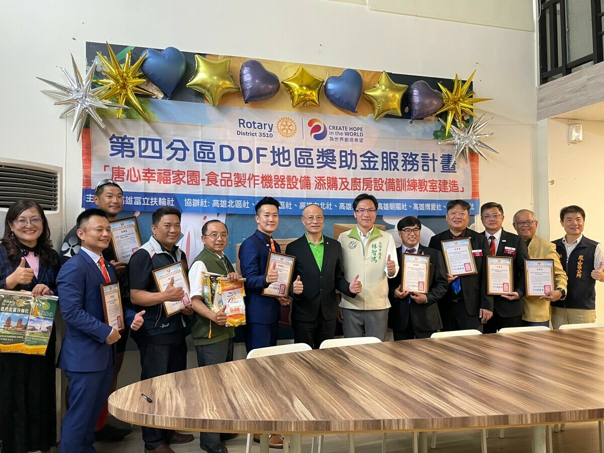 林智鴻(右六 )媒合愛心捐贈「烤窯」設備。 圖：林智鴻服務處/提供