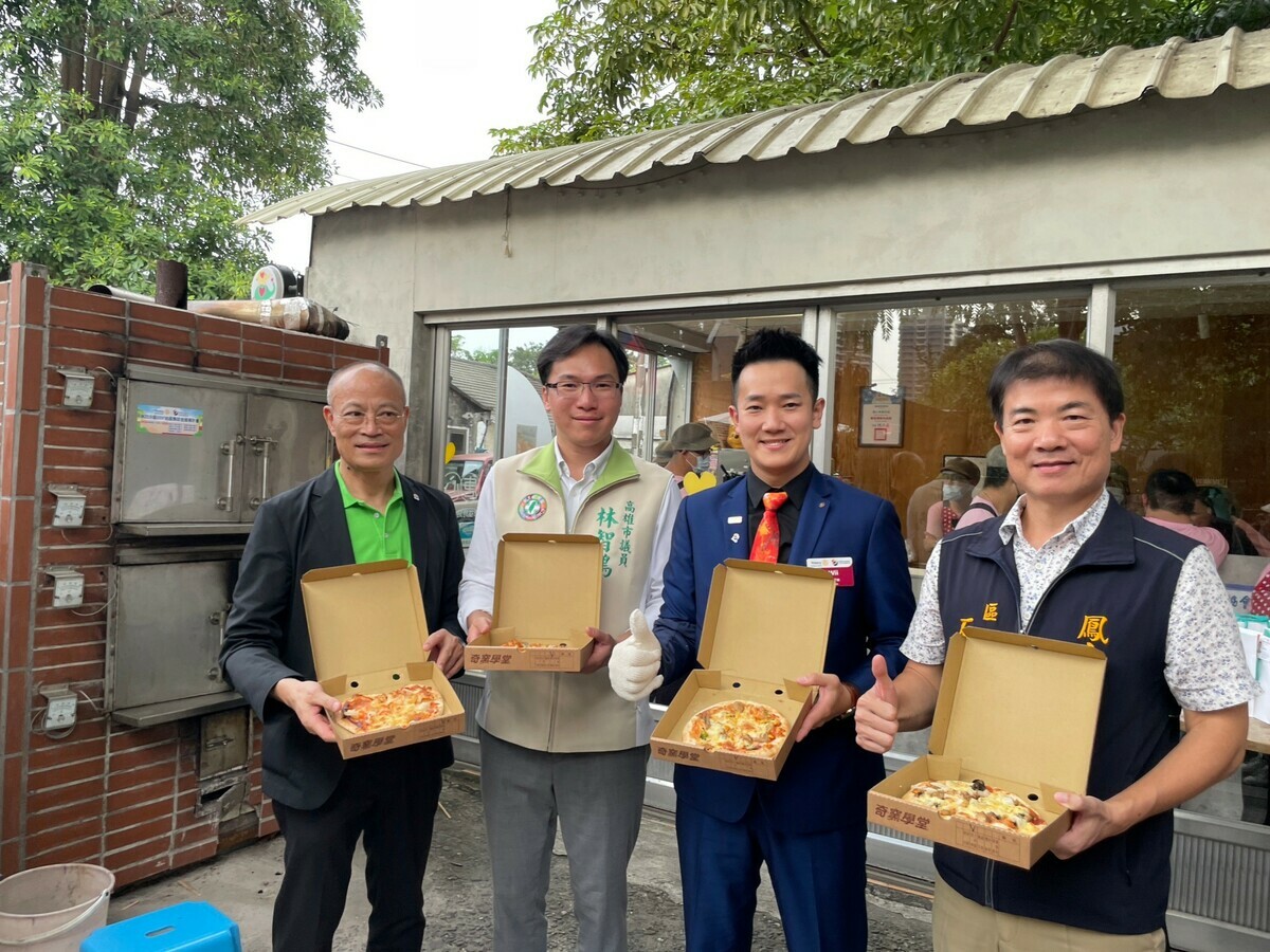 「烤窯」新設備現場製作的pizza。 圖：林智鴻服務處/提供