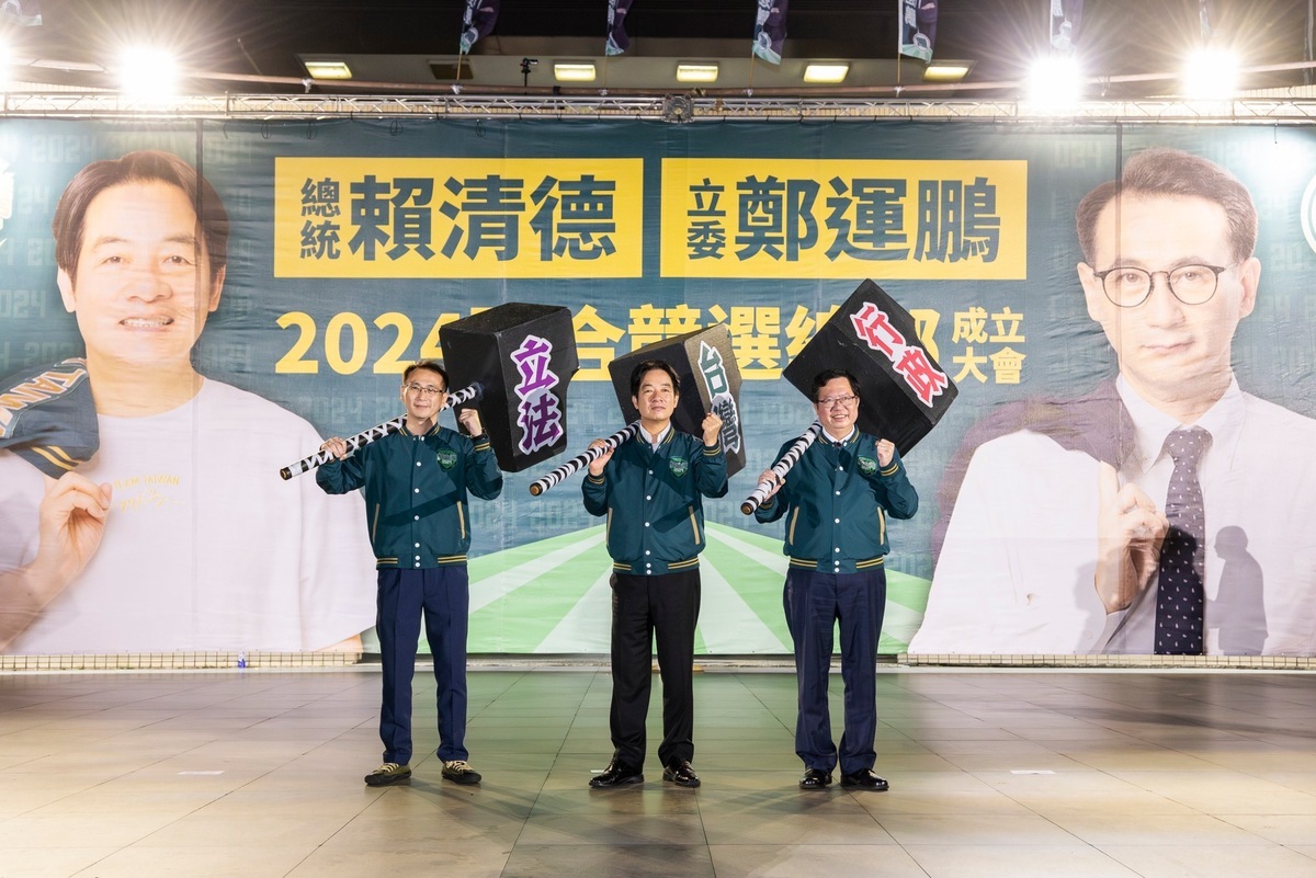 賴清德、行政院副院長鄭文燦與鄭運鵬一同扛起槌子，象徵桃園進步鐵三角「扛起台灣、打下基礎」。 圖：賴清德競辦提供