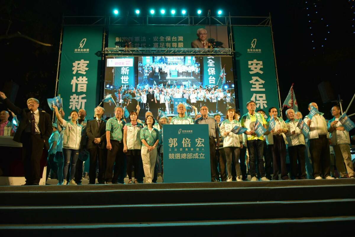百工百業後援會會長上台力挺郭倍宏。 圖:孫家銘攝
