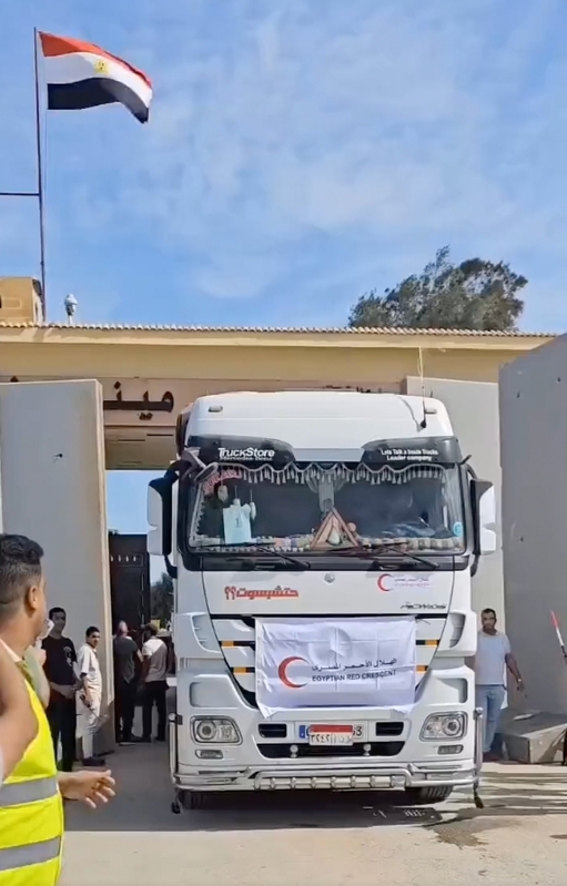 連接埃及和加薩間的「拉法過境點（Rafah crossing）」21 日在聯合國等的要求下短暫開放，救援車隊完成首次運送物資的工作。 圖：擷自「X」@Sprinter99800@ridaahmx