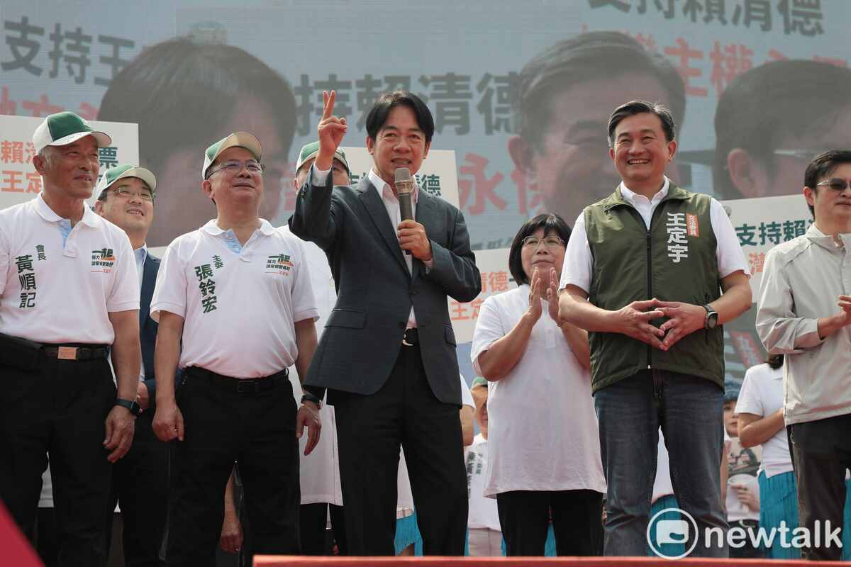賴清德致詞時表示，王定宇是認真的立委，在中央推動，王定宇長期在國防委員會的努力，催生出台灣第一艘國造潛艦，他呼籲鄉親全力支持王定宇，讓他與王定宇攜手共同台灣的安全與主權。 圖：黃博郎／攝
