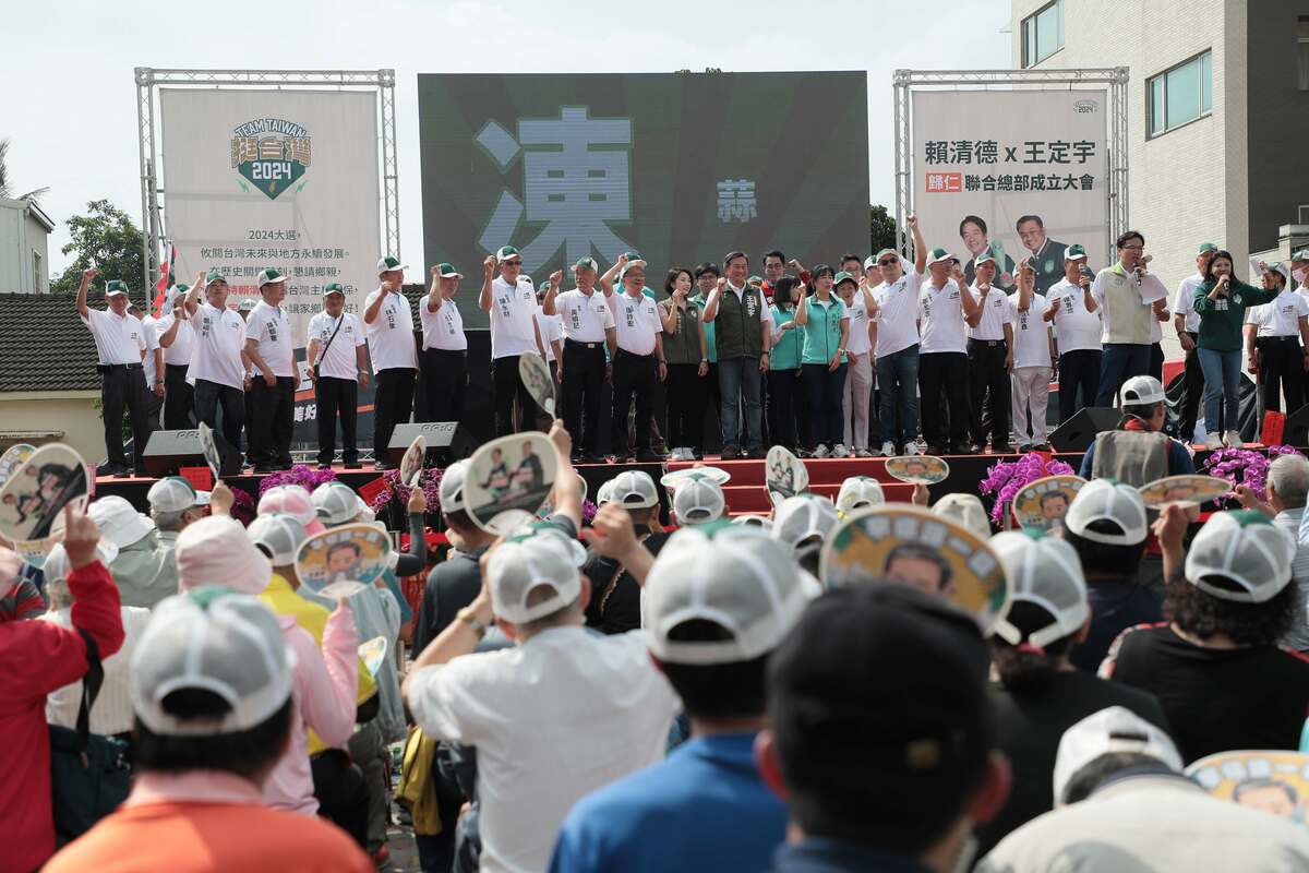 距大選投票日82天，民進黨總統參選人賴清德與立委王定宇第一個戰堡，歸仁聯合競總今日在歸仁仁壽宮廟埕舉行成立大會。 圖：黃博郎／攝