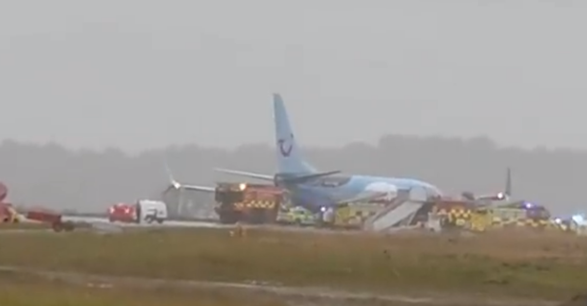 英格蘭里茲布拉福國際機場的一架飛機試圖在大風條件下降落，結果衝出跑道。 圖: 翻攝自X @AiNewsRep
