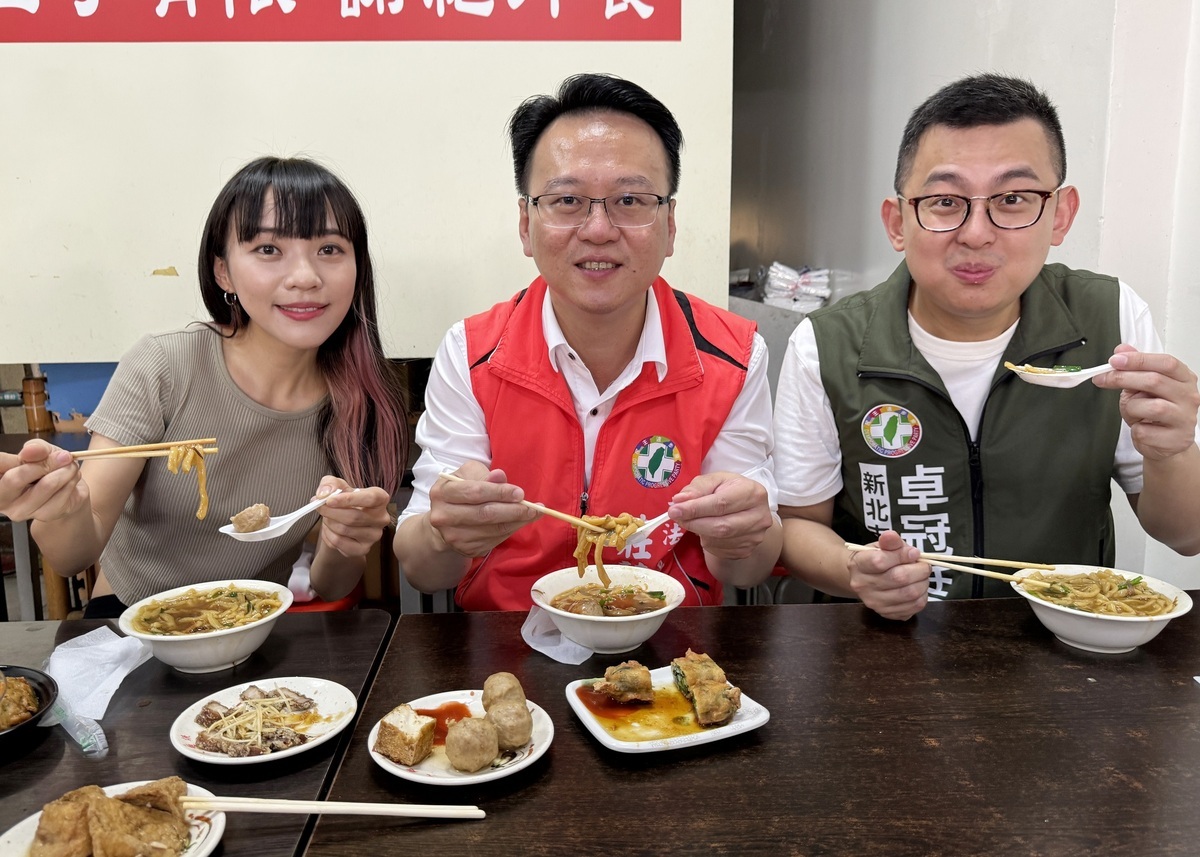 莊競程請黃捷、卓冠廷吃米其林美食英才大麵焿。 圖：莊競程競總/提供