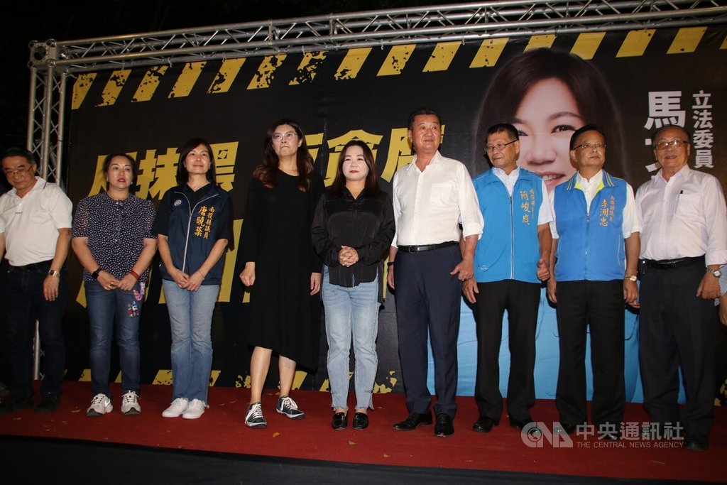 國民黨立委馬文君（中）先前捲入國造潛艦洩密案風波，近日又被民進黨立院黨團質疑報復性凍結潛艦預算，她22日晚間在南投草屯透過廟口開講向鄉親說明問政理念，強調反抹黑、反貪腐，爭取民眾支持。 圖：中央社提供