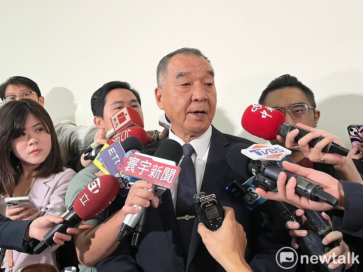 國防部長邱國正（中）23日赴立院備詢前受訪表示，戰車過去也被稱陸軍鐵棺材，各自解讀不同，這個議題蠻無聊的！ 圖：金大鈞/攝（資料照）