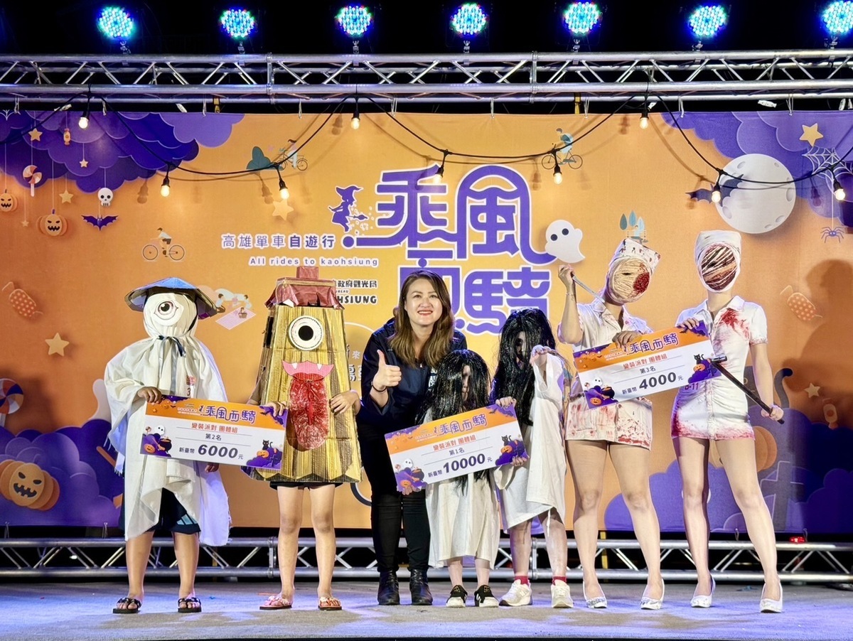 高閔琳(左三)與「素人變裝大賞」團體組前三名。 圖：高雄市觀光局/提供