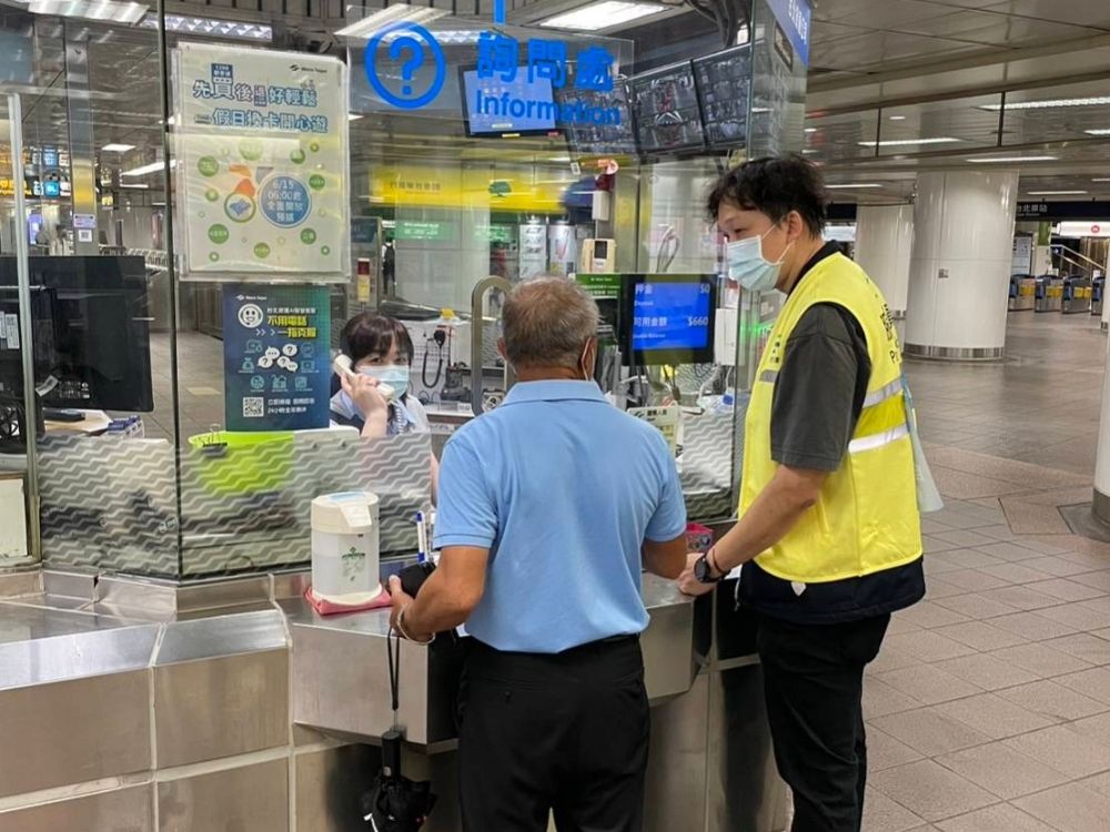 若長者未持有電子票證，也可憑相關身分證明文件，洽各車站旅客詢問處登記領取「免費單程票」，貓纜車站也可直接於驗票閘門刷卡，或出示證件洽旅客詢問處領取「重陽節免費QR Code紙票」。 圖：翻攝自台北大眾捷運股份有限公司官網