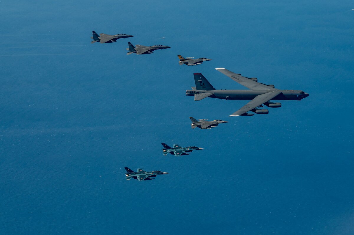 美日韓三國空軍部隊22日在朝鮮半島附近上空「首次」實施聯合空中演習，三國戰機護衛美國B-52戰略轟炸機編隊飛行。 圖：翻攝「X」@INDOPACOM