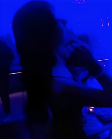 企鵝妹一邊將長髮撩起，一邊忘情的隨著音樂節奏搖擺熱舞。 圖：翻攝自企鵝妹IG