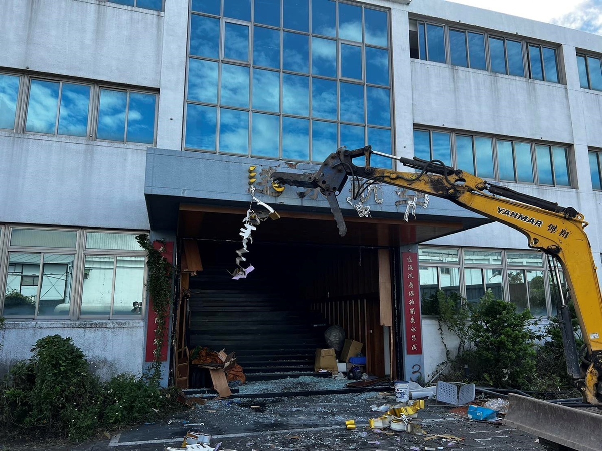 今日台北地方法院強制執行拆除遠航辦公大樓。 圖：台北國際航空站／提供