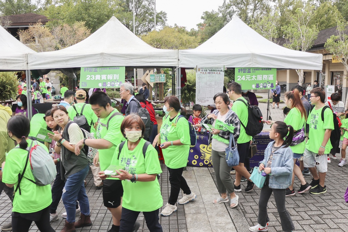 活動當下天氣涼爽，近800位參加民眾早早抵達臺北市立動物園，準備開始健走、闖關。 圖：神獸盃公益健走/提供