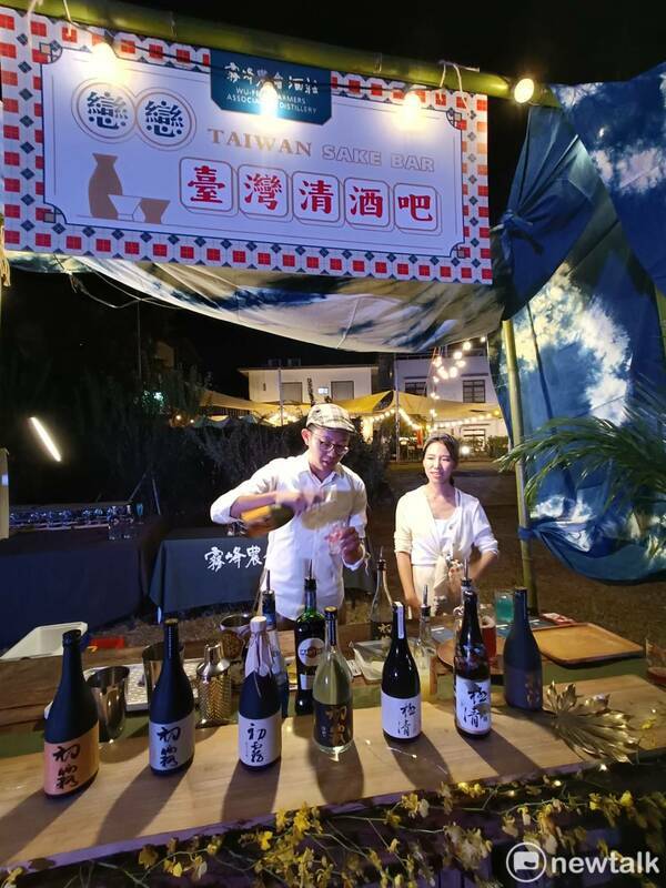 台灣清酒吧有專業調酒師以霧峰清酒為基底，調配出多款飲品。   唐復年/攝