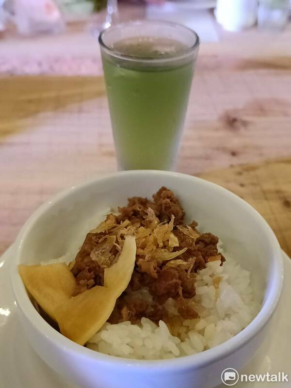 每道佳餚都搭配不同的酒類飲品，像這道牛燥飯配上加有伏特加的調酒，豪氣中帶有清新感。 唐復年/攝