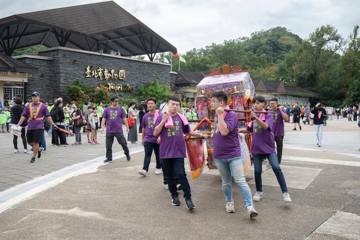 活動開始前，由主辦單位帶領民眾自元太道堂，與供奉的太乙真人神尊御轎，一同健走步行至臺北市立動物園廣場。 圖：神獸盃公益健走/提供