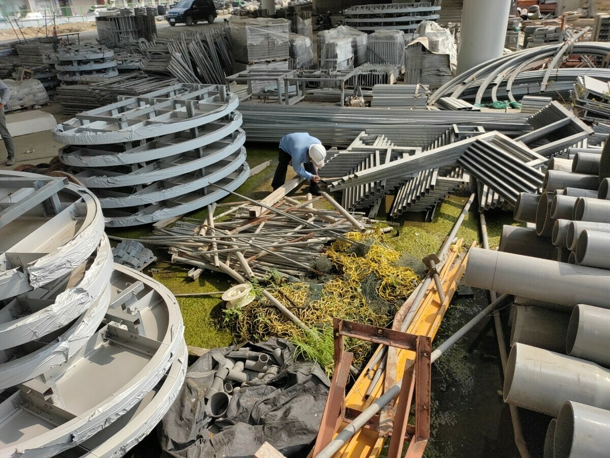 高雄市衛生局提醒工地內垃圾及工程物品露天堆置，易積水孳生病媒蚊孑孓。 圖：高雄市衛生局/提供