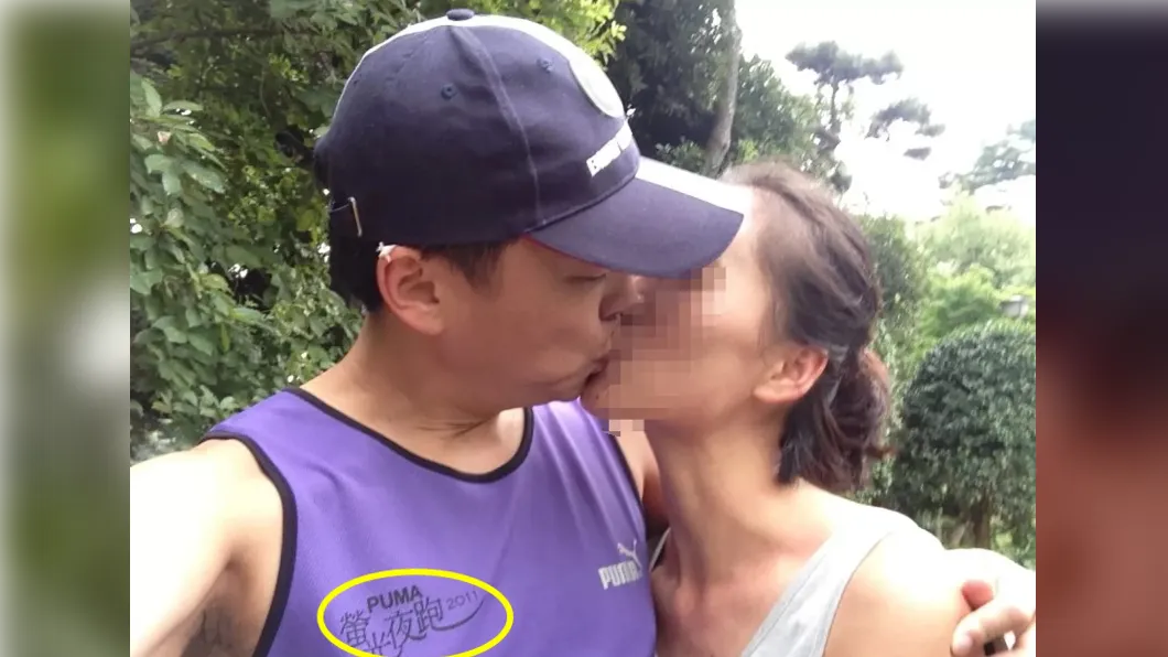 趙天麟穿著知名運動廠商2011年於高雄市舉辦的螢光夜跑紀念衫與婚外情對象熱吻。 圖：鏡週刊提供
