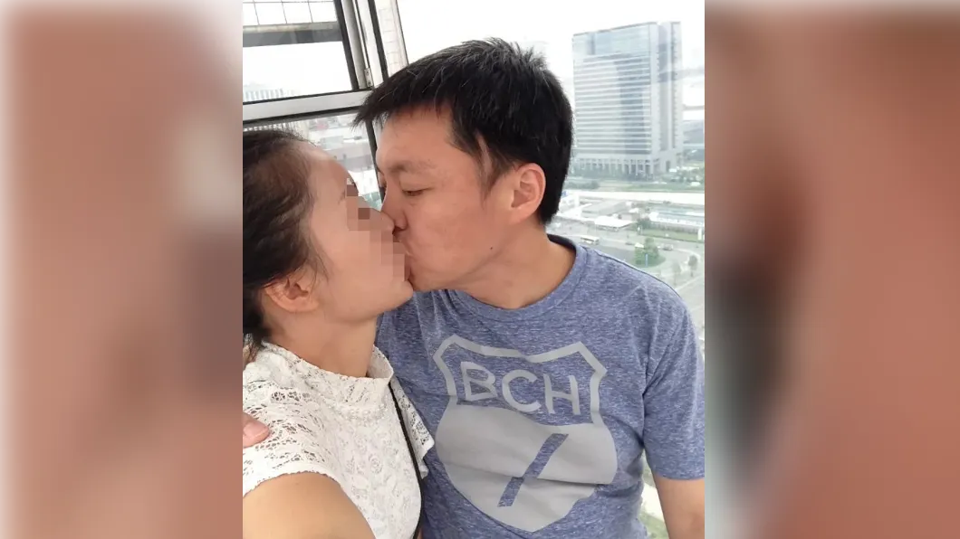 趙天麟與婚外情對象在摩天輪上熱吻。 圖：翻攝自網路