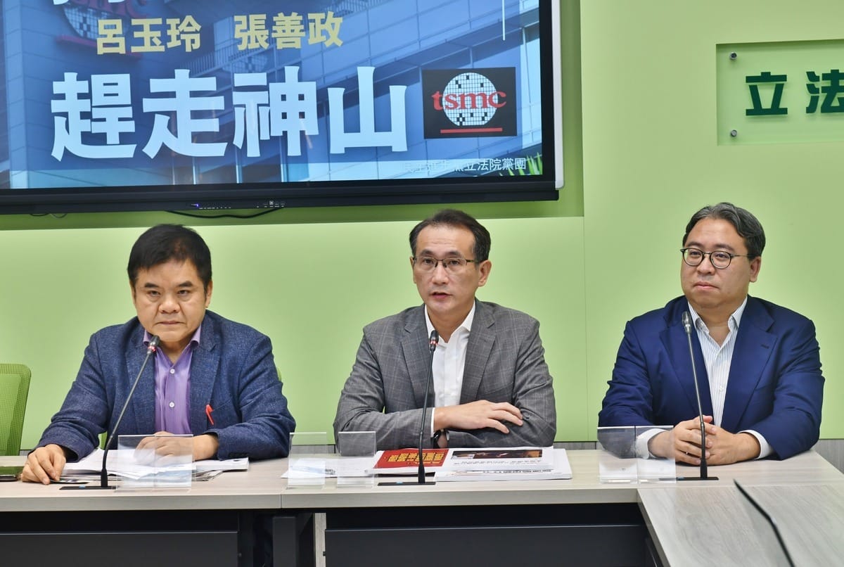 立委莊瑞雄（左起）與桃園立委鄭運鵬、黃世杰等人，對於桃園市長張善政等人讓護國神山台積電在桃園的投資化為烏有，相當氣憤。 圖：翻攝自鄭運鵬臉書
