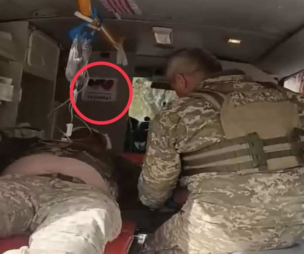 白璨榮收到前線回傳影像顯示，有軍人躺在救護車內，而搶救生命的救護車就是來自台灣。 圖：白璨榮提供