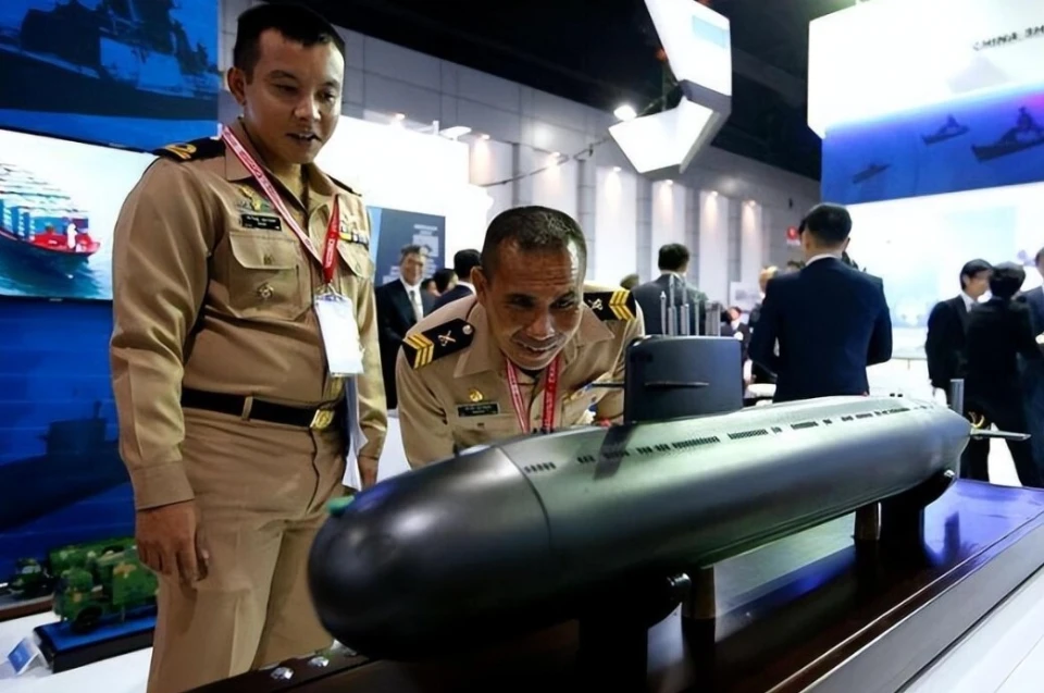 參觀中國 S-26T 潛艇模型的泰國海軍軍官。 圖：翻攝自浩外同學