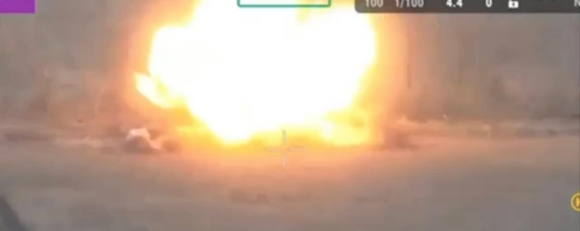 一輛俄羅斯坦克發生劇烈爆炸，這次是由 FPV 無人機完成的，是由烏克蘭軍隊第 32 旅執行任務，具體的位置尚不清楚。 圖：翻攝自X帳號@wartranslated